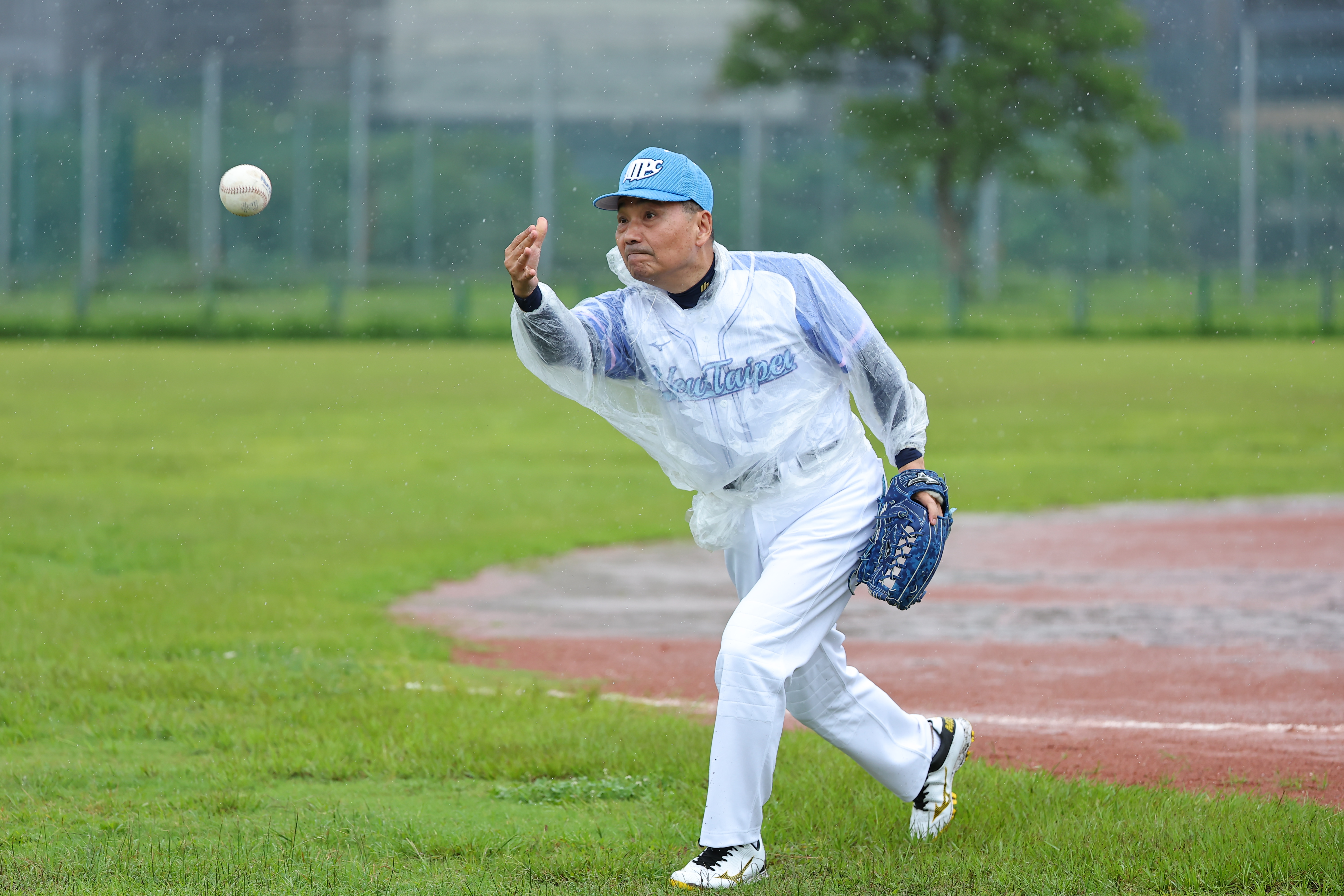 侯友宜也作為投手 面對臺北市長蔣萬安的打擊